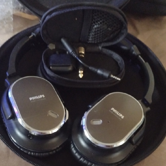 Philips Noise Cancelling SHN9500 Black and Silver Headphones - Picture 1 of 5